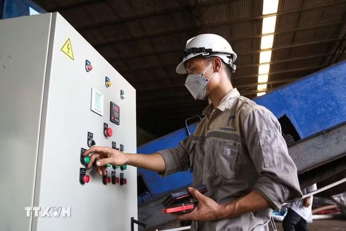 Kỹ sư vận hành thiết bị hiện đại trong dây chuyền sản xuất, góp phần nâng cao năng suất và chất lượng sản phẩm. (Ảnh: Giang Phương/TTXVN)