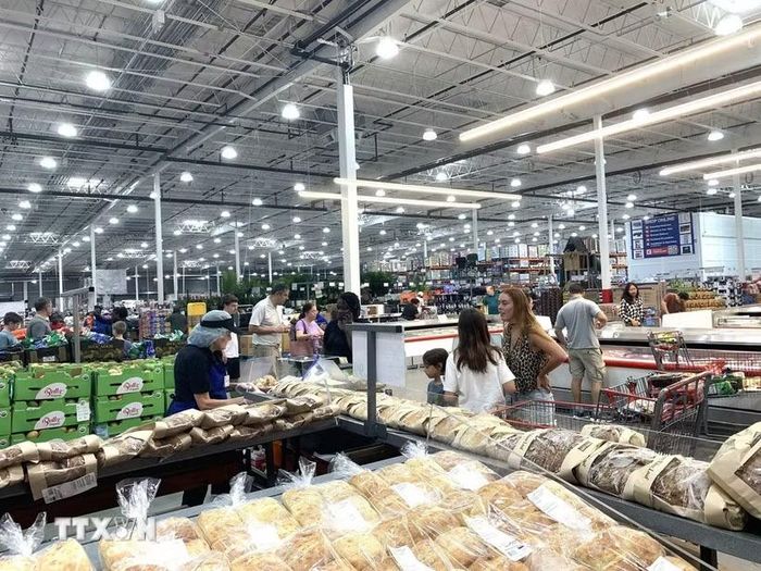 Khách hàng mua sắm tại một trung tâm thương mại ở bang Maryland, Mỹ. (Ảnh: Ngọc Quang/TTXVN)