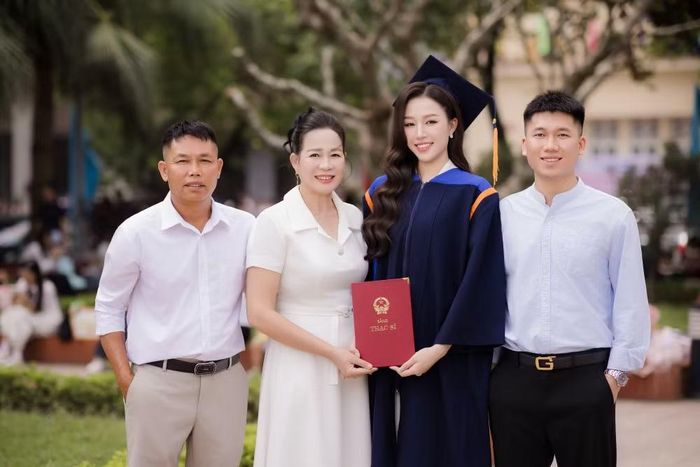 Thu Trà vừa hoàn thành một dấu mốc trong hành trình học tập khi nhận bằng Thạc sĩ Quản trị Kinh doanh tại Trường Đại học Thương mại. (Ảnh: NVCC)