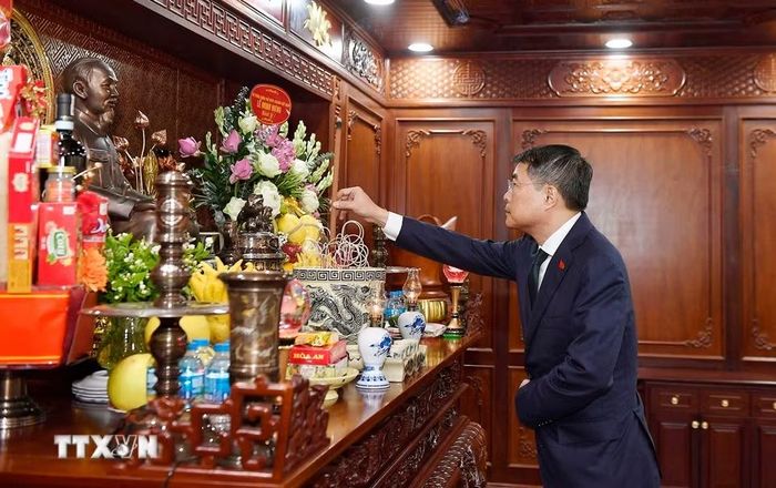 Thủ tướng Lê Minh Hưng dâng hương Chủ tịch Hồ Chí Minh. (Ảnh: Dương Giang/TTXVN)