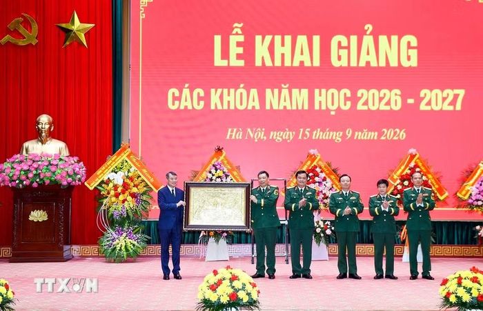 Thủ tướng Lê Minh Hưng tặng quà lưu niệm cho Học viện Quốc phòng. (Ảnh: Dương Giang/TTXVN)
