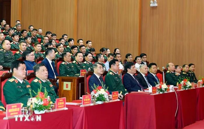 Thủ tướng Lê Minh Hưng và các đại biểu dự Lễ Khai giảng các khóa năm học 2026-2027 của Học viện Quốc phòng. (Ảnh: Dương Giang/TTXVN)
