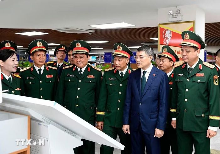 Thủ tướng Lê Minh Hưng tham quan Phòng Truyền thống, Thư viện của Học viện Quốc phòng. (Ảnh: Dương Giang/TTXVN)