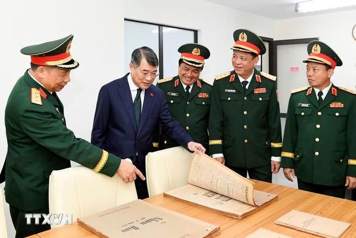Thủ tướng Lê Minh Hưng tham quan Phòng Truyền thống, Thư viện của Học viện Quốc phòng. (Ảnh: Dương Giang/TTXVN)