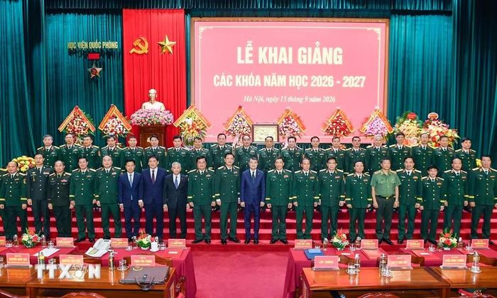 Thủ tướng Lê Minh Hưng với các đại biểu tại Lễ Khai giảng các khóa năm học 2026-2027 của Học viện Quốc phòng. (Ảnh: Dương Giang/TTXVN)