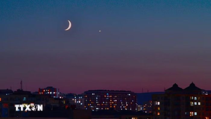 Mặt Trăng và Sao Kim xuất hiện gần nhau trên bầu trời nhìn từ Baku, Azerbaijan, ngày 14/9/2026. (Ảnh: THX/TTXVN phát)