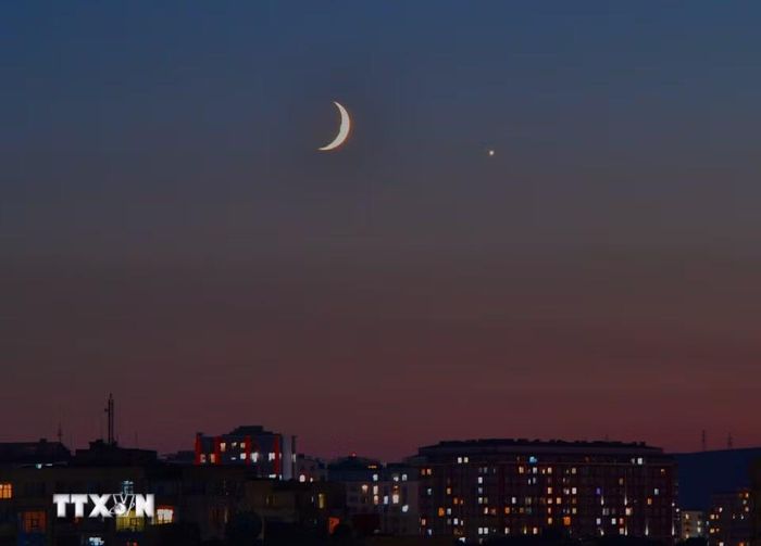Mặt Trăng và Sao Kim xuất hiện gần nhau trên bầu trời nhìn từ Baku, Azerbaijan, ngày 14/9/2026. (Ảnh: THX/TTXVN phát)
