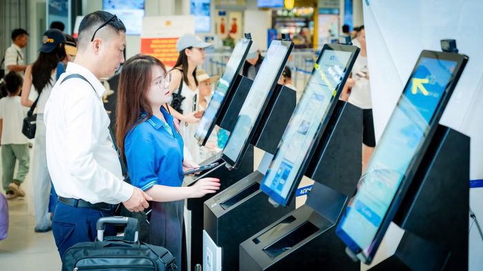 Mỗi ngày, có hàng nghìn hành khách làm thủ tục Kiosk sinh trắc học tự động ở Sân bay Nội Bài. (Ảnh: Phan Công/Vietnam+)