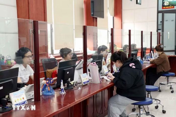 Người dân làm thủ tục hành chính tại Trung tâm phục vụ hành chính công tỉnh Thái Nguyên. (Ảnh: Trần Trang/ TTXVN)