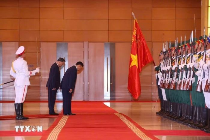 Tổng Bí thư, Chủ tịch nước Tô Lâm và Nhà vua Thái Lan Maha Vajiralongkorn Phra Vajiraklaochaoyuhua duyệt Đội danh dự Quân đội Nhân dân Việt Nam. (Ảnh: Văn Điệp/TTXVN)