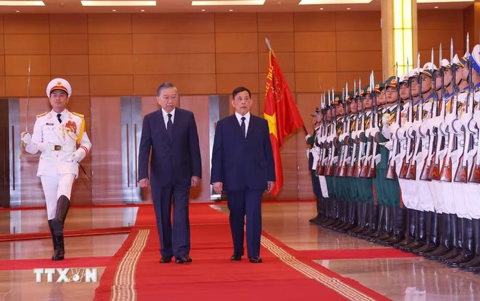 Tổng Bí thư, Chủ tịch nước Tô Lâm và Nhà vua Thái Lan Maha Vajiralongkorn Phra Vajiraklaochaoyuhua duyệt Đội danh dự Quân đội Nhân dân Việt Nam. (Ảnh: Văn Điệp/TTXVN)
