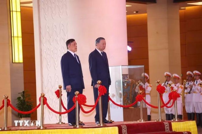 Tổng Bí thư, Chủ tịch nước Tô Lâm và Nhà vua Thái Lan Maha Vajiralongkorn Phra Vajiraklaochaoyuhua trên bục danh dự, thực hiện nghi lễ chào cờ. (Ảnh: Thống Nhất/TTXVN)