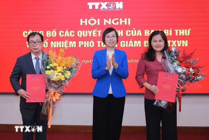 Đồng chí Vũ Việt Trang, Ủy viên Ban Thường vụ Đảng ủy các cơ quan Đảng Trung ương, Bí thư Đảng ủy, Tổng giám đốc Thông tấn xã Việt Nam, Phó trưởng ban Tuyên giáo Trung ương trao quyết định bổ nhiệm Phó Tổng giám đốc TTXVN Nguyễn Tuấn Hùng - Phó Bí thư Thường trực Đảng ủy và Phó Tổng giám đốc TTXVN Nguyễn Thị Sự. (Ảnh: Hoàng Hiếu/TTXVN)
