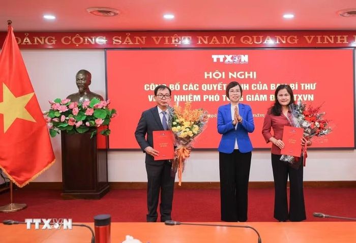 Đồng chí Vũ Việt Trang, Ủy viên Ban Thường vụ Đảng ủy các cơ quan Đảng Trung ương, Bí thư Đảng ủy, Tổng giám đốc Thông tấn xã Việt Nam, Phó trưởng ban Tuyên giáo Trung ương trao quyết định bổ nhiệm Phó Tổng giám đốc TTXVN Nguyễn Tuấn Hùng - Phó Bí thư Thường trực Đảng ủy và Phó Tổng giám đốc TTXVN Nguyễn Thị Sự. (Ảnh: Hoàng Hiếu/TTXVN) 