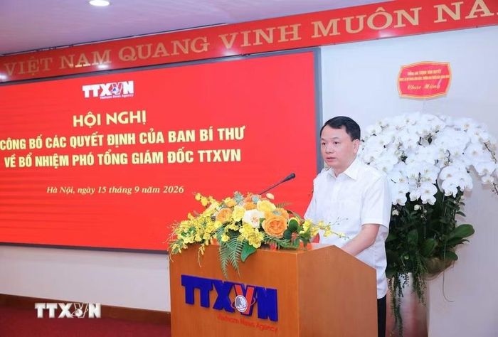 Trưởng Ban tổ chức cán bộ TTXVN Đỗ Mạnh Chiến công bố quyết định Ban Bí thư bổ nhiệm Phó Tổng giám đốc TTXVN Nguyễn Tuấn Hùng - Phó Bí thư Thường trực Đảng ủy, Phó Tổng giám đốc TTXVN Đoàn Thị Tuyết Nhung và Phó Tổng giám đốc TTXVN Nguyễn Thị Sự giữ chức Phó Tổng Giám đốc TTXVN (trực thuộc Ban Chấp hành Trung ương Đảng). (Ảnh: Hoàng Hiếu/TTXVN)