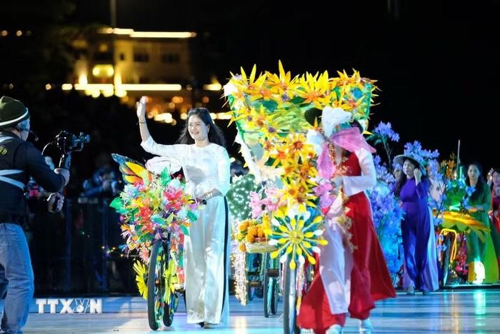 Diễu hành xe đạp hoa tại đêm nghệ thuật Bế mạc Festival hoa Đà Lạt 2024. (Ảnh: Nguyễn Dũng/TTXVN)