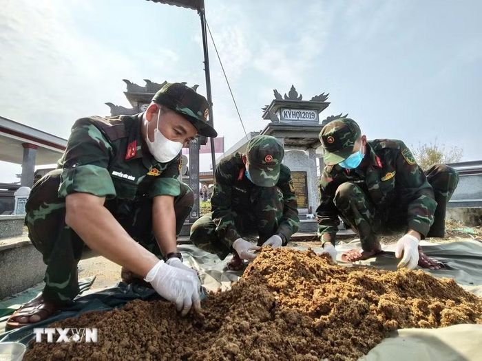 Bộ Chỉ huy Quân sự thành phố Đà Nẵng tiến hành cất bốc 17 hài cốt liệt sỹ ở mộ tập thể tại xã Thu Bồn. (Ảnh: TTXVN phát)