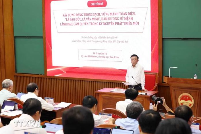 Thường trực Ban Bí thư Trần Cẩm Tú truyền đạt chuyên đề bồi dưỡng kiến thức đối với Ủy viên Trung ương Đảng khóa XIV. (Ảnh: Phương Hoa/TTXVN)