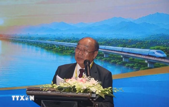 Tiến sĩ Leeber Leebouapao, Ủy viên Ban Chấp hành Trung ương Đảng Nhân dân Cách mạng Lào, phát biểu tại hội thảo. (Ảnh: Trịnh Duy Hưng/TTXVN)