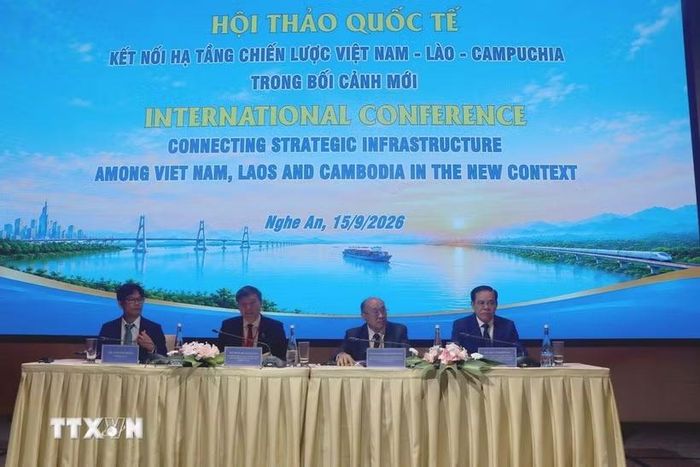 Các lãnh đạo 3 nước Việt Nam-Lào-Campuchia chủ trì hội thảo. (Ảnh: Trịnh Duy Hưng/TTXVN)