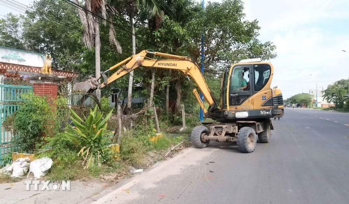 Máy móc được huy động tháo dỡ các hạng mục công trình nằm trong phạm vi giải phóng mặt bằng dự án cao tốc Gia Nghĩa-Chơn Thành. (Ảnh: Đậu Tất Thành/TTXVN)