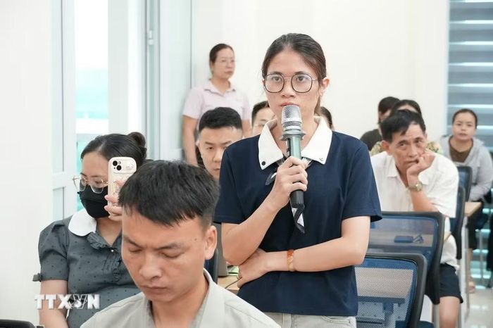 Khách hàng vay vốn mua nhà ở xã hội nêu ý kiến tại Hội nghị. (Ảnh: Đồng Thúy/TTXVN)
