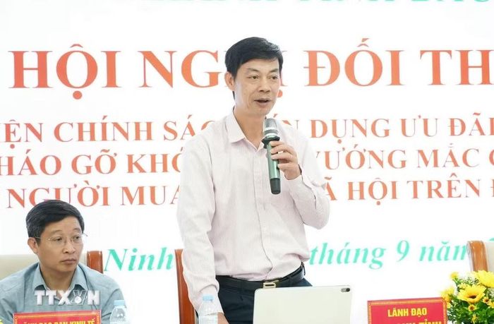 Phó Giám đốc Ngân hàng Chính sách xã hội Chi nhánh tỉnh Bắc Ninh Nguyễn Văn Cường giải đáp các kiến nghị tại Hội nghị. (Ảnh: Đồng Thúy/TTXVN)