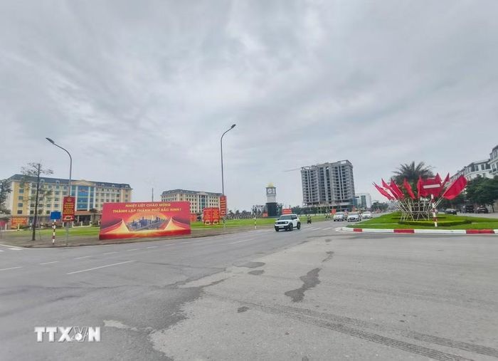 Đường phố tại phường Tân Tiến được trang hoàng cờ hoa, pano chào mừng thời điểm tỉnh Bắc Ninh trở thành thành phố. (Ảnh: Thanh Thương/TTXVN)