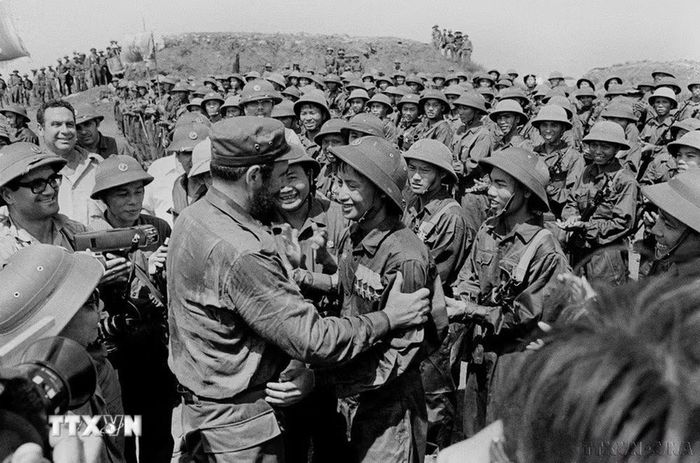 Tổng tư lệnh Fidel Castro - Vị nguyên thủ nước ngoài đầu tiên và duy nhất trên thế giới đến thăm vùng giải phóng ở Quảng Trị năm 1973. Trong ảnh: Bí thư Thứ nhất Đảng Cộng sản Cuba, Thủ tướng Chính phủ Cách mạng Cuba Fidel Castro gặp gỡ các chiến sĩ Đoàn Khe Sanh, Quân giải phóng Trị Thiên-Huế, tại cao điểm 241 Tân Lâm. (9/1973). (Ảnh: TTXVN)