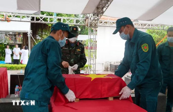 Công tác khai quật, lấy mẫu tại Nghĩa trang liệt sỹ Vĩnh Yên, phường Vĩnh Phúc, Phú Thọ được thực hiện chặt chẽ, đúng quy trình. (Ảnh: Nguyễn Thảo/TTXVN)