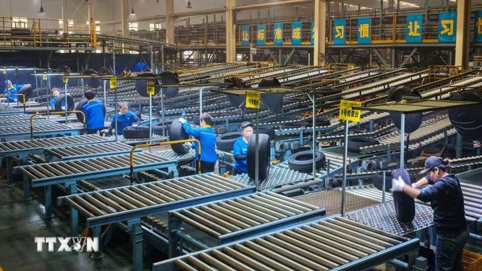 Công nhân làm việc tại một công ty ở tỉnh Sơn Đông, Trung Quốc. (Ảnh: THX/TTXVN)