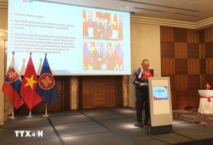Đại sứ Việt Nam tại Slovakia Phạm Trường Giang phát biểu tại lễ kỷ niệm. (Ảnh: TTXVN phát)