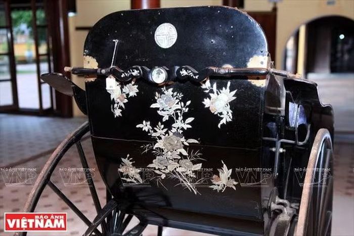 Chiếc xe kéo của Hoàng Thái Hậu Từ Minh, mẹ của vua Thành Thái (1889 - 1907) đã được Việt Nam đấu giá thành công và đưa về trưng bày ở Cung Diên Thọ (Khu di tích Đại Nội Huế) phục vụ du khách tham quan sau 108 năm lưu lạc trên đất Pháp. (Ảnh: Trần Thanh Giang/TTXVN)
