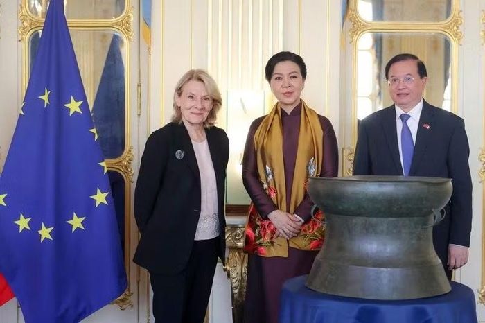 Sáng 10/9/2026 (theo giờ Paris), lễ bàn giao Trống đồng Đông Sơn cho Việt Nam đã được tổ chức trọng thể tại trụ sở Bộ Văn hóa Cộng hòa Pháp. Trong ảnh: Bà Ngô Phương Ly, Phu nhân Tổng Bí thư, Chủ tịch nước Tô Lâm; Bộ trưởng Văn hóa Pháp và Thứ trưởng Bộ Văn hóa, Thể thao và Du lịch Tạ Quang Đông bên cạnh chiếc trống đồng Đông Sơn. (Nguồn ảnh: Bộ VHTTDL)