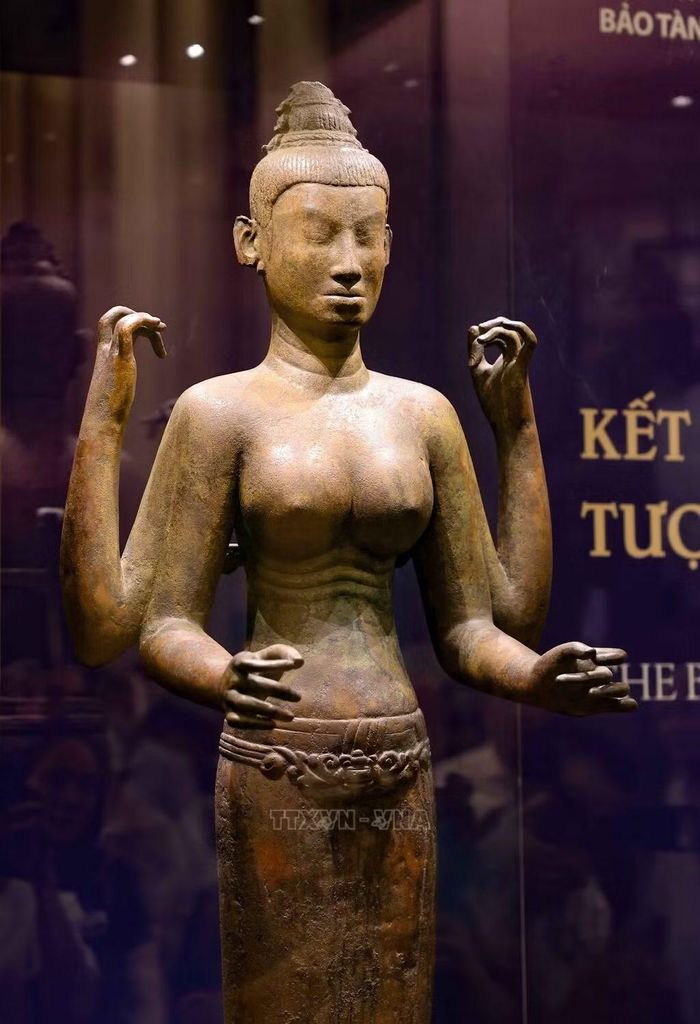 Tượng Nữ thần Durga 4 tay, niên đại vào thế kỷ VII có nguồn gốc Việt Nam, thuộc phong cách nghệ thuật văn hóa Champa. (Ảnh: Thanh Tùng/TTXVN)