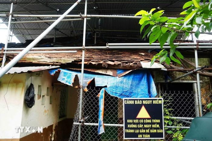 Biển cảnh báo để người dân không lại gần di tích Khâm Thiên Giám trong Kinh thành Huế do hư hỏng nghiêm trọng, có thể sập đổ bất cứ lúc nào. (Ảnh: Nguyên Lý/TTXVN)