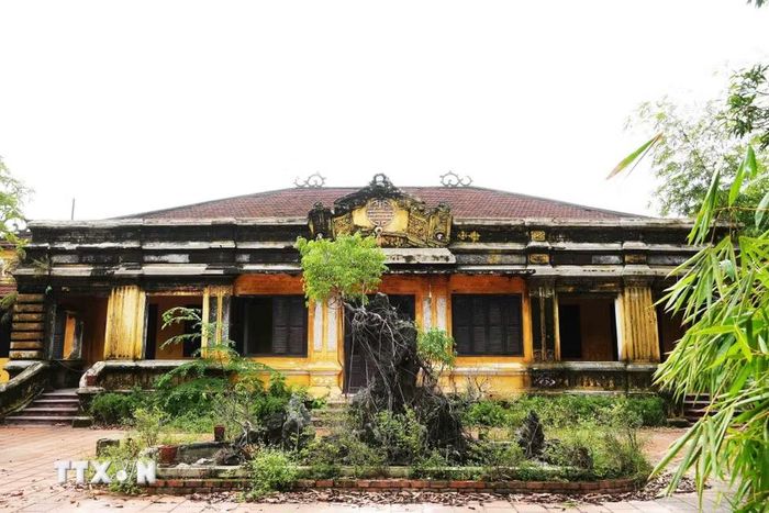 Nhà chính đường thuộc di tích Phủ Phụ Chính trong Kinh thành Huế xuống cấp, rêu đen dày đặc trên tường. (Ảnh: Nguyên Lý/TTXVN)