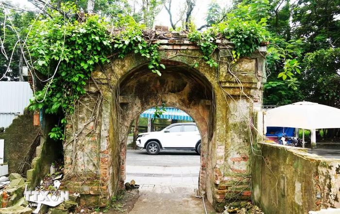 Cổng Di tích Khâm Thiên Giám trong Kinh thành Huế bị cây dại phủ kín. (Ảnh: Nguyên Lý/TTXVN)