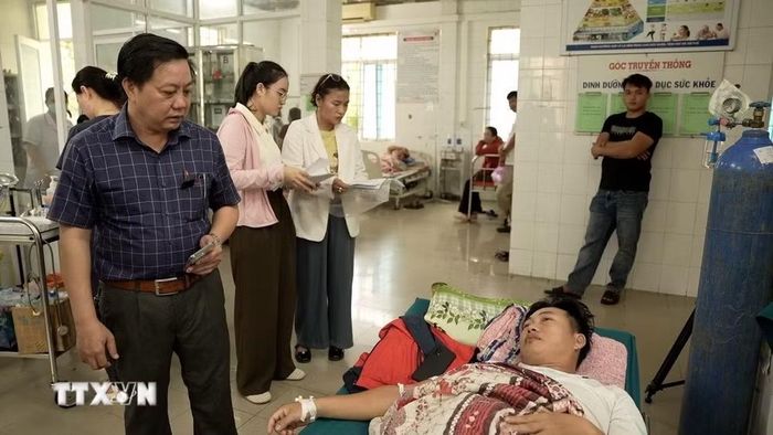 Bệnh viện Đa khoa khu vực Cam Lộ khuyến cáo những người đã sử dụng thực phẩm nghi liên quan đến vụ việc, nếu xuất hiện các triệu chứng bất thường về đường tiêu hóa, cần đến ngay cơ sở y tế gần nhất để được thăm khám, theo dõi và điều trị kịp thời. (Ảnh: TTXVN phát)