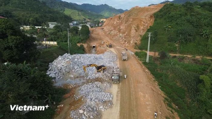 Nhà thầu thi công Dự án đường Hồ Chí Minh đoạn Chợ Chu-Ngã ba Trung Sơn. (Ảnh: Khánh Hùng/Vietnam+)