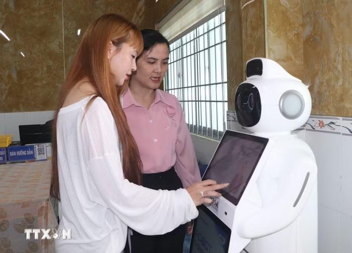 Xã Vĩnh Phước thí điểm sử dụng robot lễ tân để hỗ trợ người dân làm thủ tục hành chính. (Ảnh: Tuấn Phi/TTXVN)