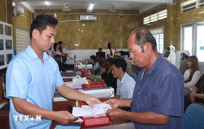 Các xã, phường tỉnh Cà Mau đẩy nhanh thực hiện chuyển đổi số trong cải cách hành chính. (Ảnh: Tuấn Phi/TTXVN)