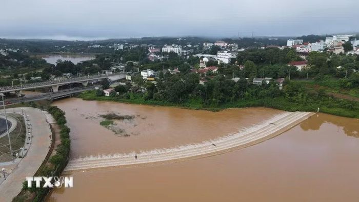 Sạt lở đường giao thông tại khu vực có độ dốc cao thuộc phường Đông Gia Nghĩa, tỉnh Lâm Đồng. (Ảnh: Hưng Thịnh/TTXVN)