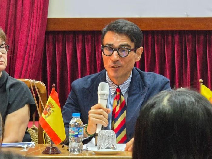 Ông Jordi Llorens Carratalá, Bí thư Đại sứ quán Tây Ban Nha tại Việt Nam phụ trách Văn hoá, Lãnh sự, Hành chính giới thiệu về bộ phim. (Ảnh: Minh Anh/Vietnam+)
