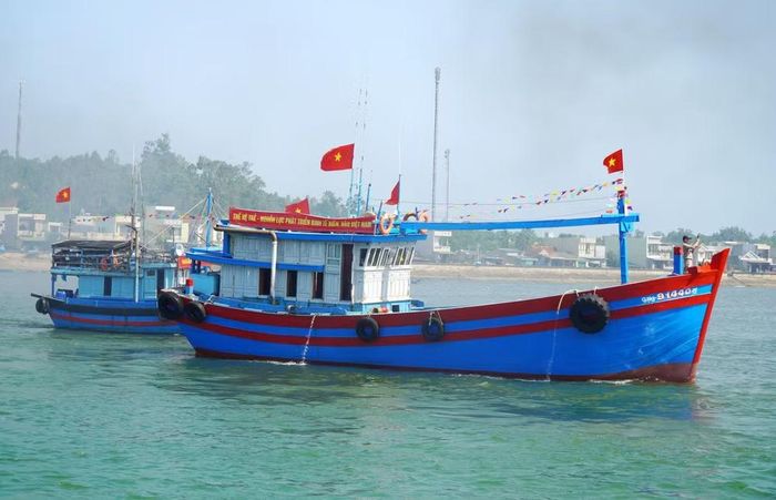 Các tàu cá đồng loạt rẽ sóng ra khơi. (Ảnh: Lê Phước Ngọc - TTXVN)