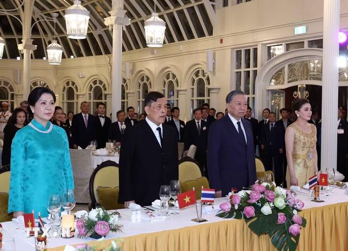 Tổng Bí thư, Chủ tịch nước Tô Lâm và Phu nhân Ngô Phương Ly cùng Nhà vua Thái Lan Maha Vajiralongkorn Phra Vajiraklaochaoyuhua và Hoàng hậu Suthida Bajrasudhabimalalakshana với các đại biểu thực hiện nghi thức chào cờ. (Ảnh: Thống Nhất/TTXVN)