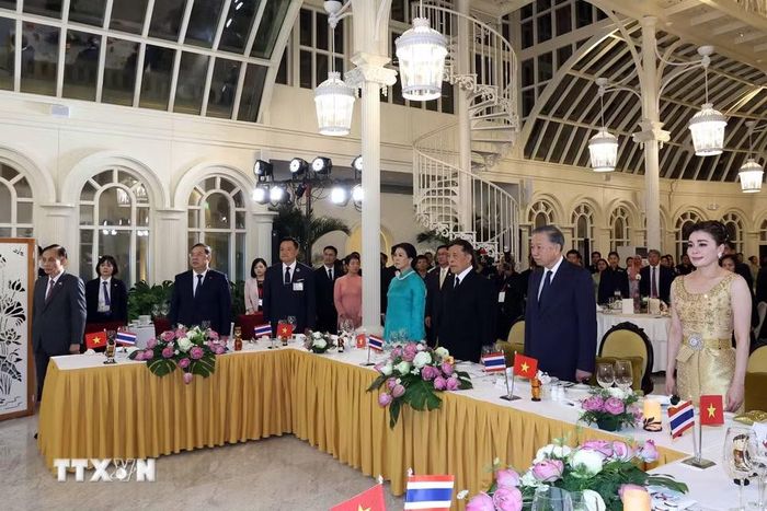 Tổng Bí thư, Chủ tịch nước Tô Lâm và Phu nhân Ngô Phương Ly cùng Nhà vua Thái Lan Maha Vajiralongkorn Phra Vajiraklaochaoyuhua và Hoàng hậu Suthida Bajrasudhabimalalakshana với các đại biểu thực hiện nghi thức chào cờ. (Ảnh: Thống Nhất/TTXVN)