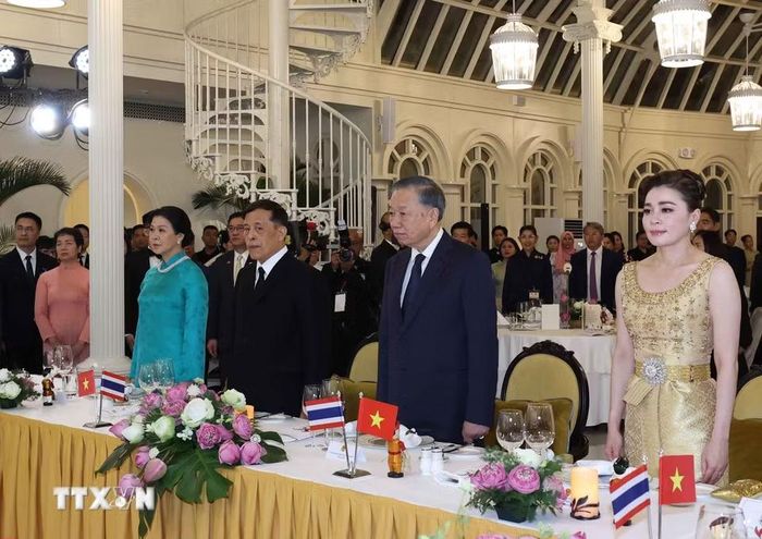 Tổng Bí thư, Chủ tịch nước Tô Lâm và Phu nhân Ngô Phương Ly cùng Nhà vua Thái Lan Maha Vajiralongkorn Phra Vajiraklaochaoyuhua và Hoàng hậu Suthida Bajrasudhabimalalakshana với các đại biểu thực hiện nghi thức chào cờ. (Ảnh: Thống Nhất/TTXVN)