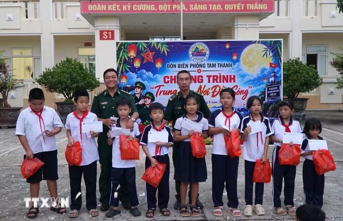 Đại diện lãnh đạo Đồn Biên phòng Tam Thanh tặng quà cho các học sinh có hoàn cảnh khó khăn. (Ảnh: Quốc Dũng/TTXVN)