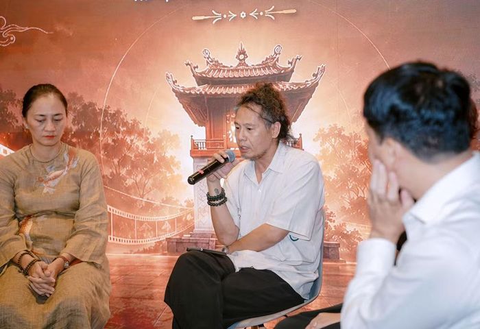 Nhà quay phim Nguyễn K'Linh chia sẻ kinh nghiệm với "Hộ linh tráng sỹ." (Ảnh: Anh Vũ/Vietnam+)